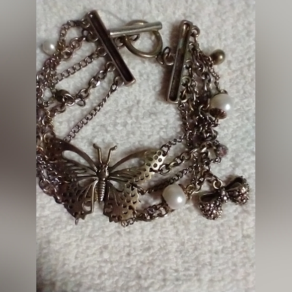 Butterfly 🦋 bow multi chain toggle bracelet - Picture 4 of 5